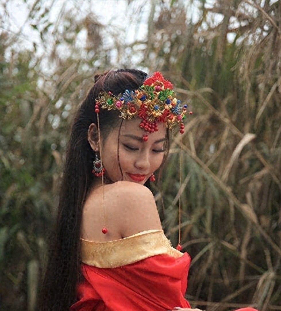 胸罩*点露**,花式泳衣,这些辣眼睛的操作,导演肚子里没一点墨水吗