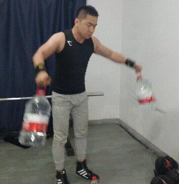 瘦子练肩最好动作,瘦子健身房里如何练肩膀