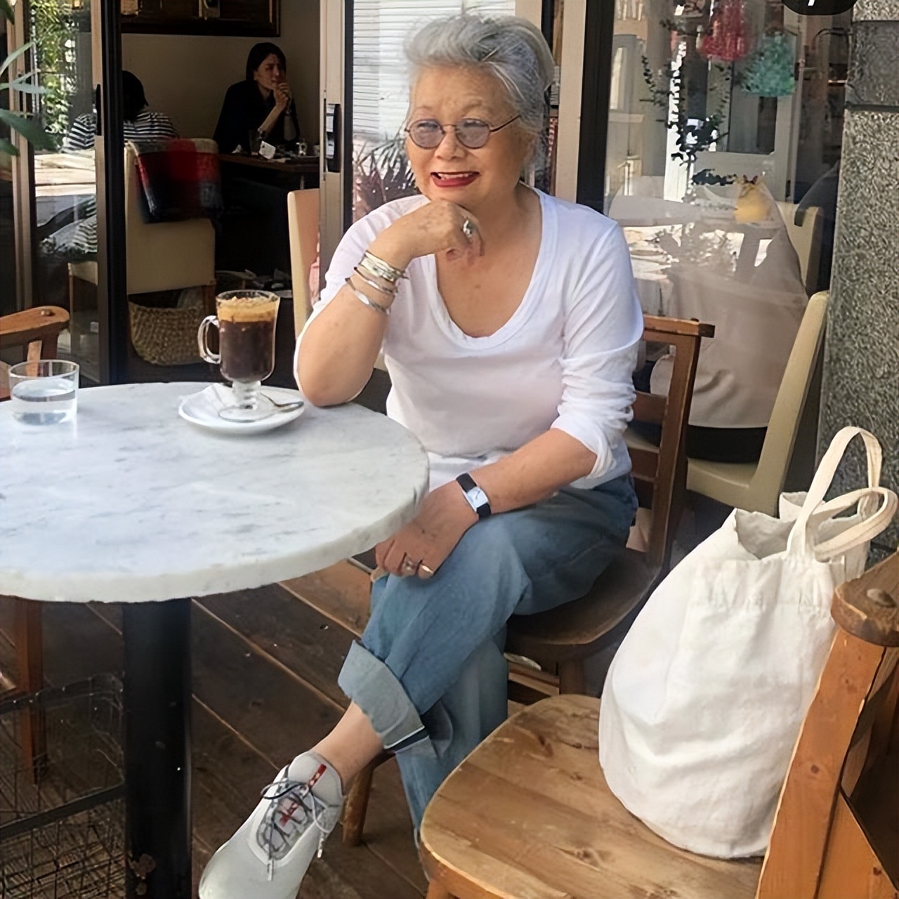 中年女人烫羊毛卷老气吗,40岁女人短羊毛卷发配什么穿着