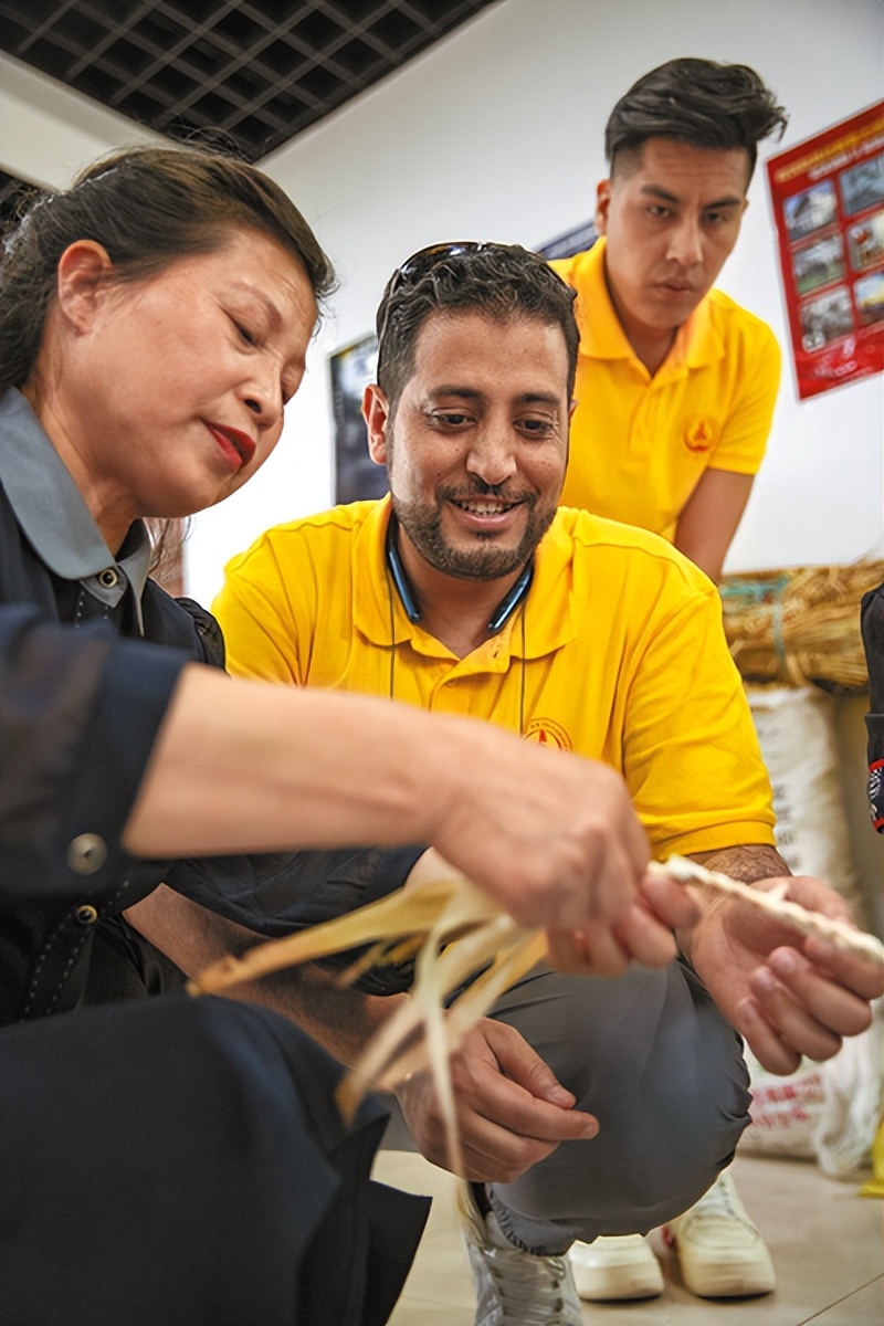 向世界介绍中国故事,向世界讲好中国故事英语演讲