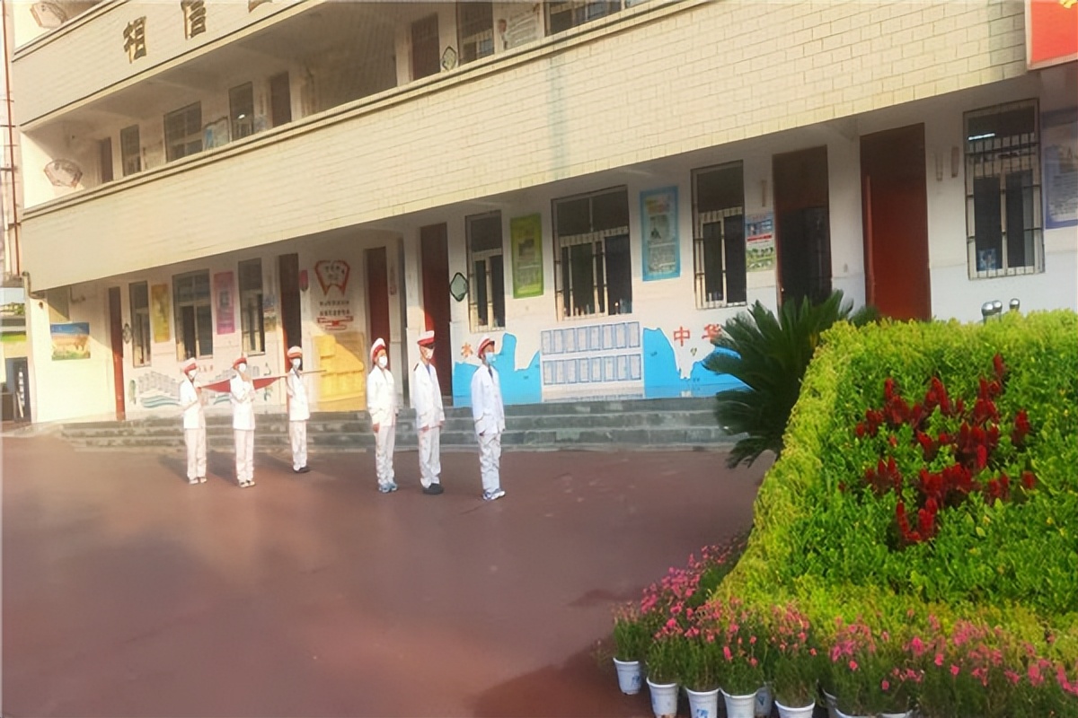 做好事守纪律，我为班级争荣誉-----南阳市37小学第10周升旗仪式