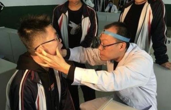 高考体检有多严格？需要“全部*光脱**”检查吗？医生表示我也不想看