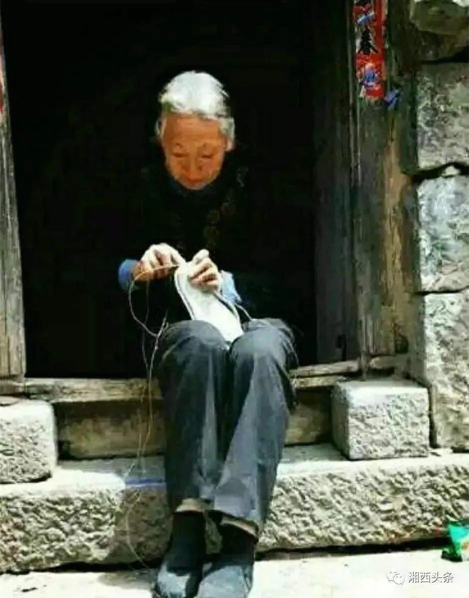 穿着妈妈做的布鞋,妈妈亲手做的布鞋