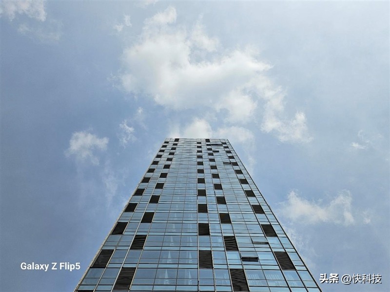 三星galaxyzflip防水测试,三星折叠手机zflip5防水吗