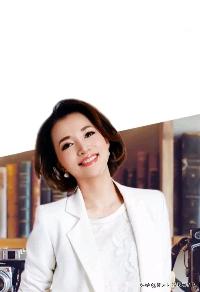 著名主持人董卿的照片站姿,董卿有素养的视频