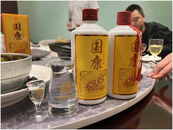 杭州一家人聚餐喝50年茅台,北京一家人吃饭喝酒视频