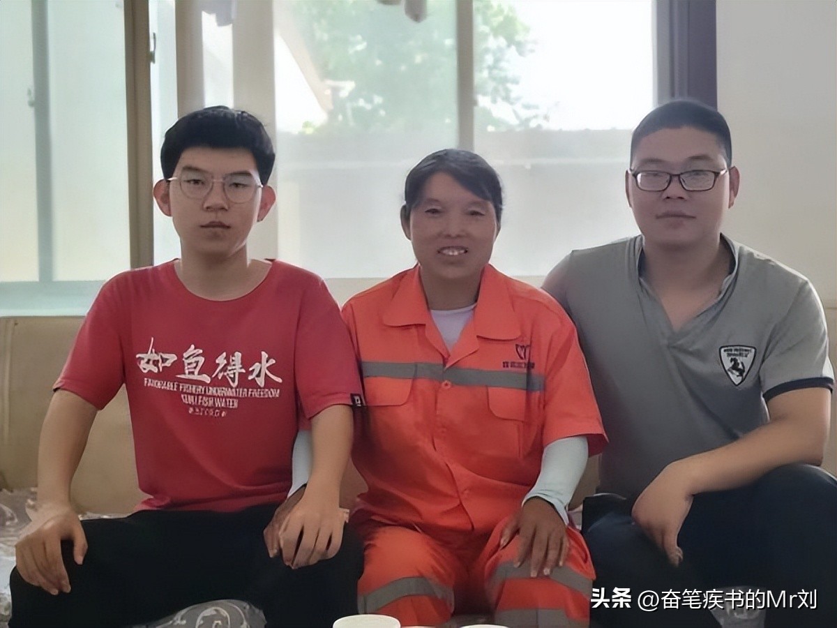 “最美环卫工母亲”之子高考470分，别拿他感叹“寒门难出贵子”