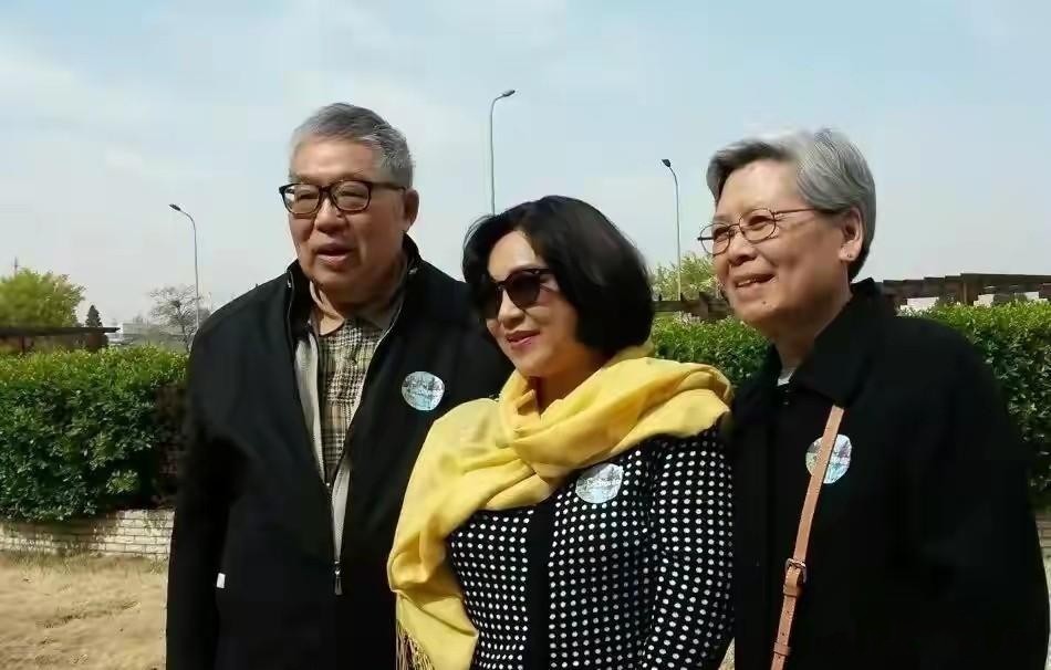 黄秋燕和李连杰有几个孩子,黄秋燕的两个女儿还认李连杰吗