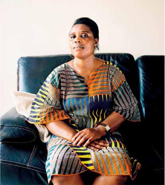 在法国打工的非洲妇女：探亲送礼难