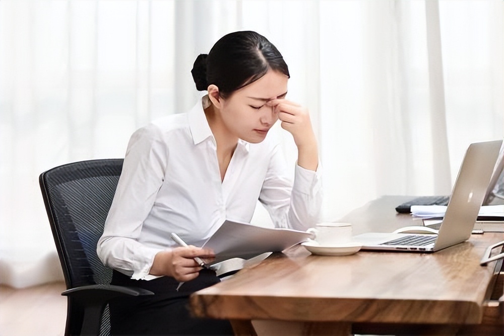 阿木说｜千万不要再侧躺玩手机长期侧睡玩手机会导致大小脸！