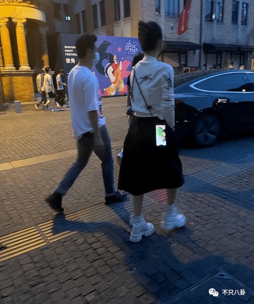 喜欢美女都不行？一张手机屏保引发的争吵......