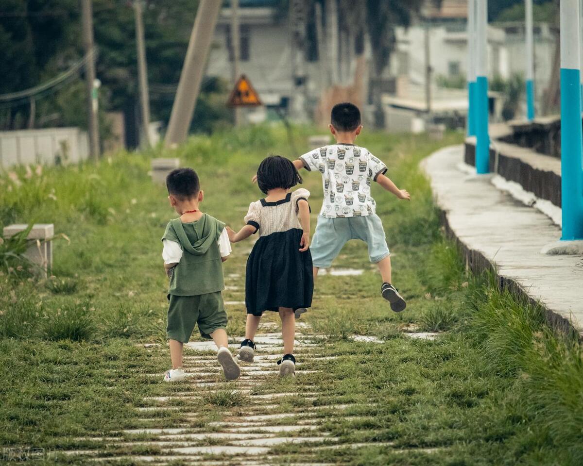 小时候总盼着长大可是长大后怀念,长大后怀念小时候的伤感句子