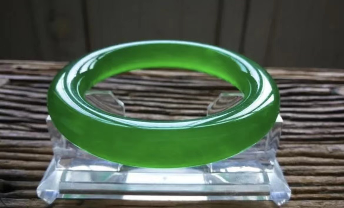 翡翠原石一刀切出冰种满色帝王绿,翡翠原石最好的帝王绿是什么颜色