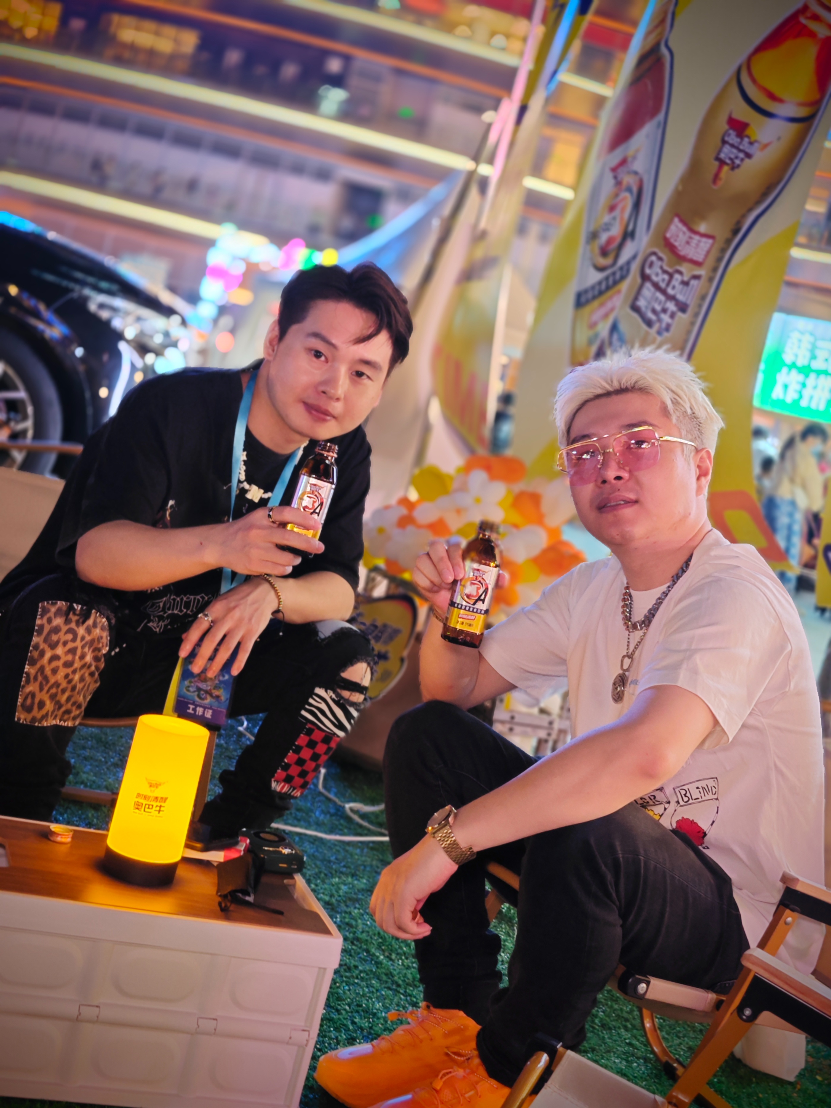 时刻清醒奥巴牛现身水母音乐会玩“快闪”