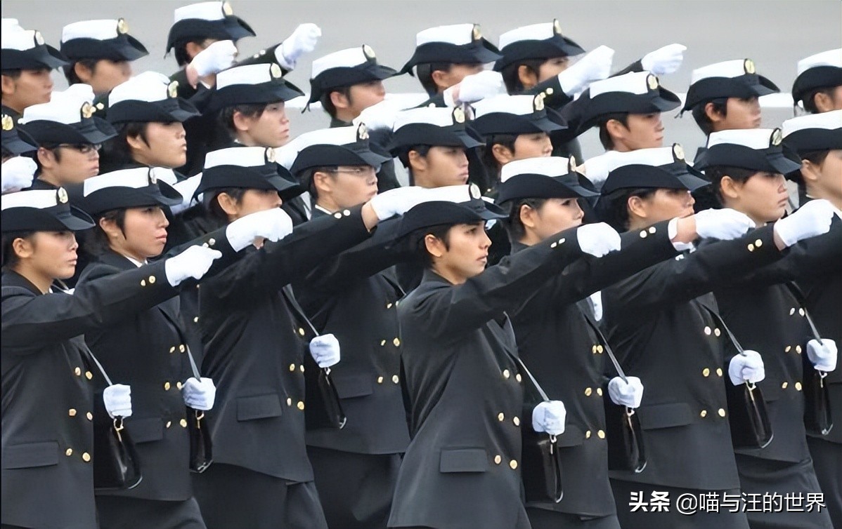 日本阅兵女兵武器,日本阅兵女兵的背包装的是什么