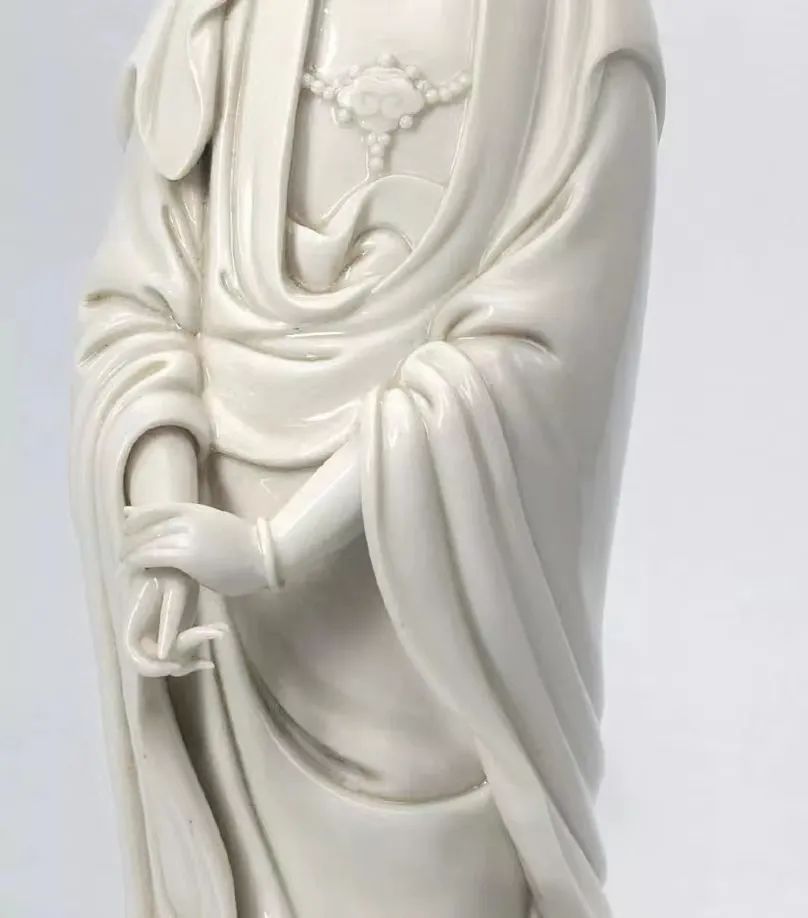 “最美中国白”拍出1633万天价，背后的神秘男人火了