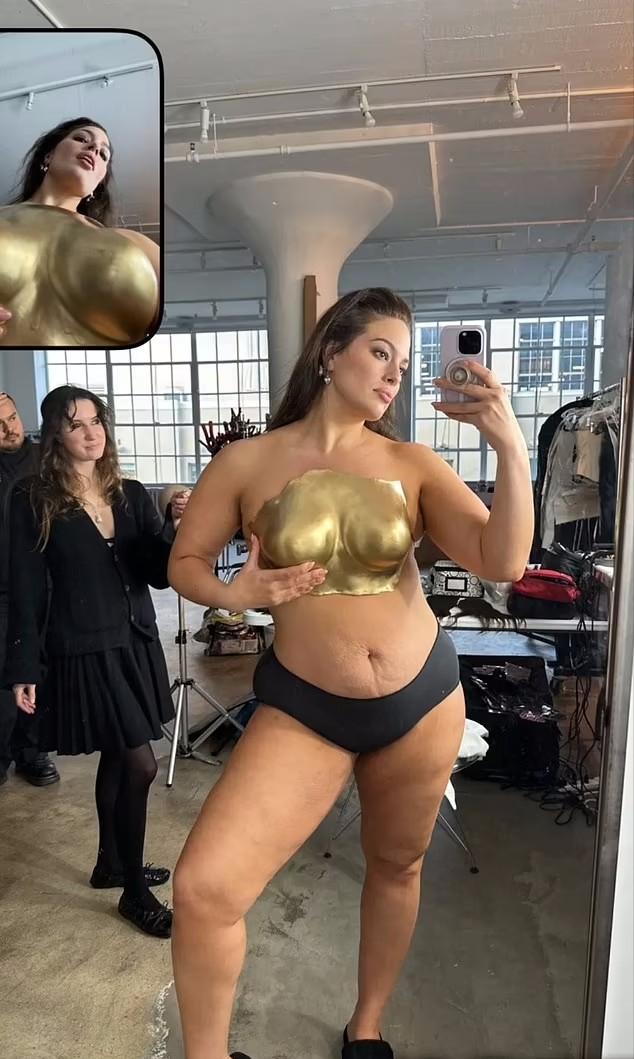 大码超模穿“黄金胸衣”亮相真闪！肚子上还有妊娠纹，体重超180