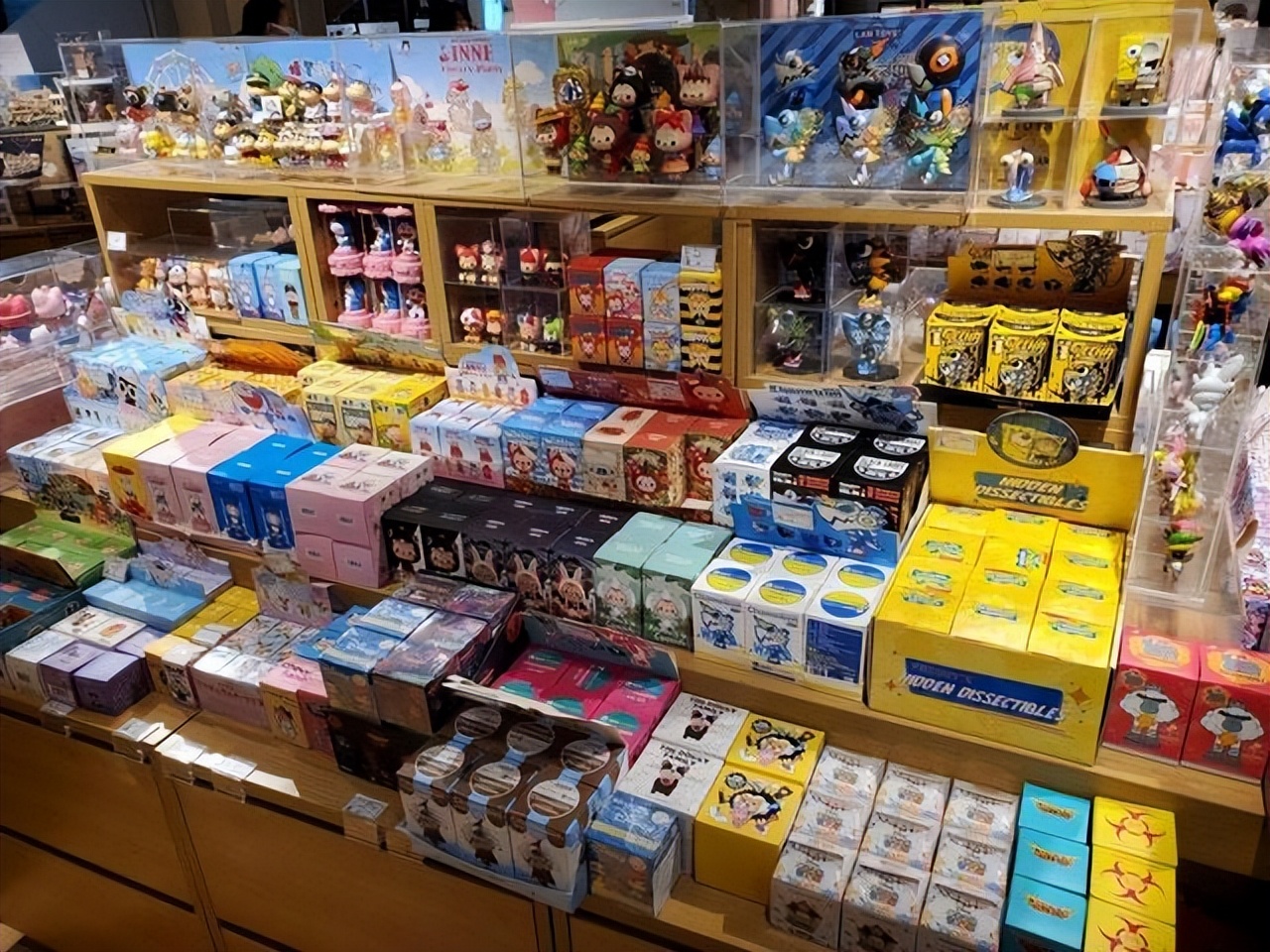 晨光也被盯上了，文具盲盒中图案被指衣着潦草，网友：矫枉过正