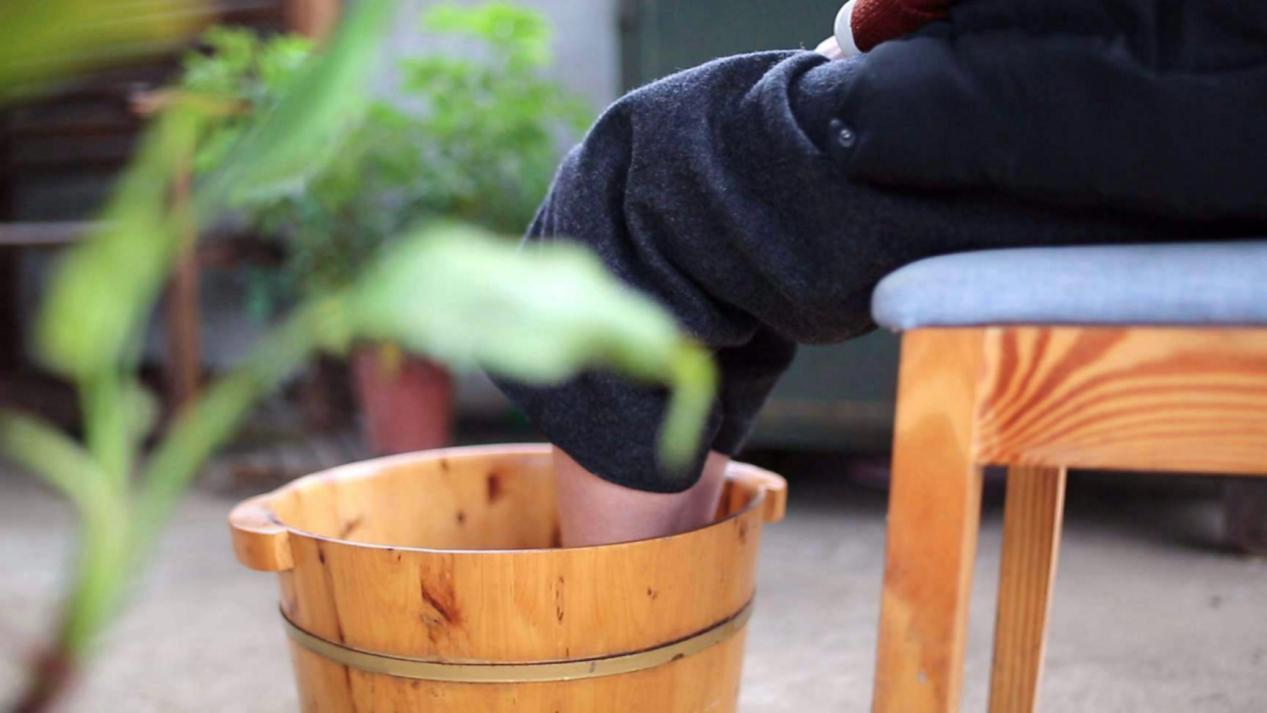 脚底板爱紫是什么原因,脚底板爱起皮是怎么回事