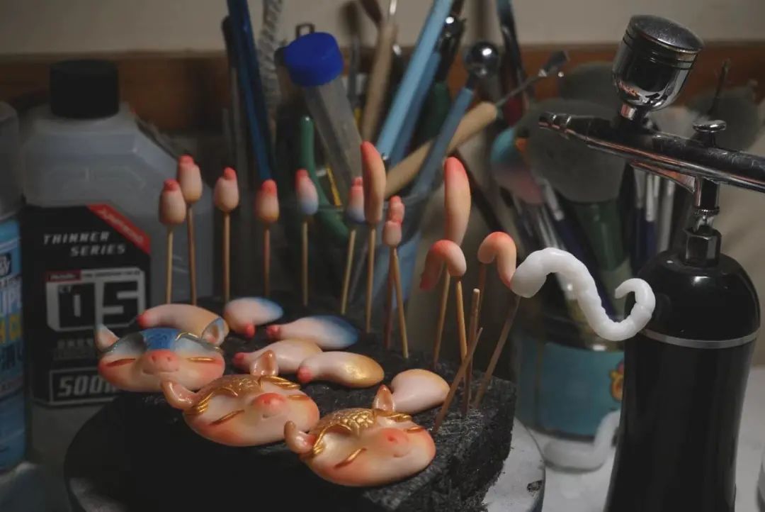 他们靠幻想挣钱，有人排一年队等它，有人花好几万抢拍