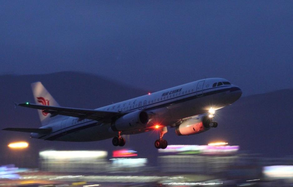 重达百吨的飞机是如何飞上天空的,近距离看看飞机起飞速度有多快