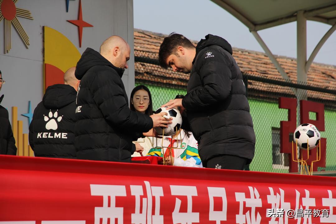 西班牙教练教中国学生踢球,中国足球学校西班牙教练
