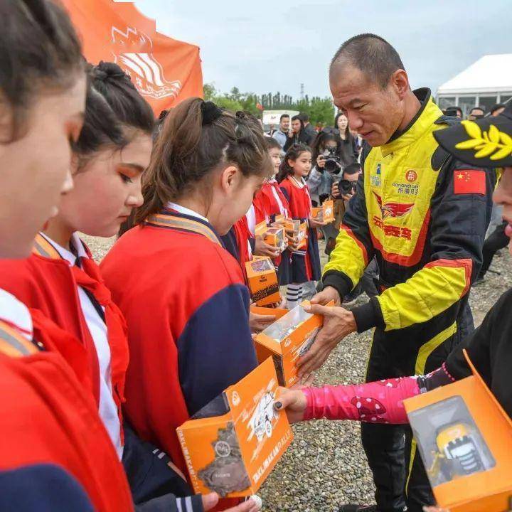 “环塔故事会”公益活动，和田孩子提前过“六·一”