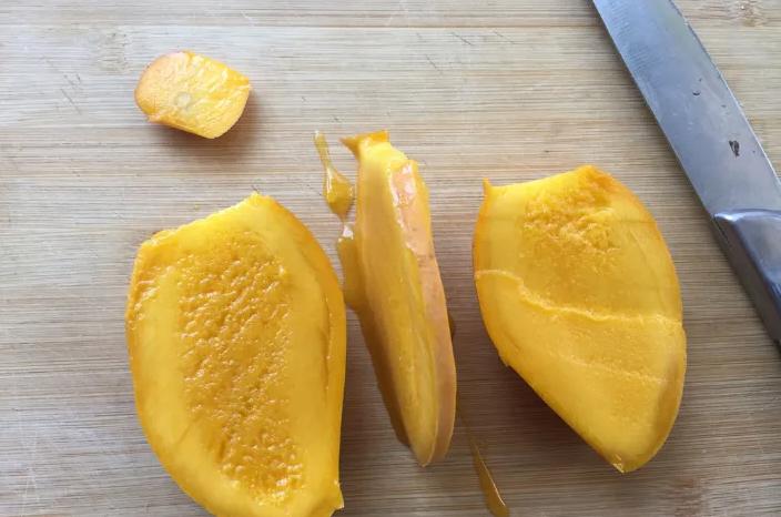 “吃不起就别买，自我感动绑架谁”，一颗芒果引发的母爱翻车