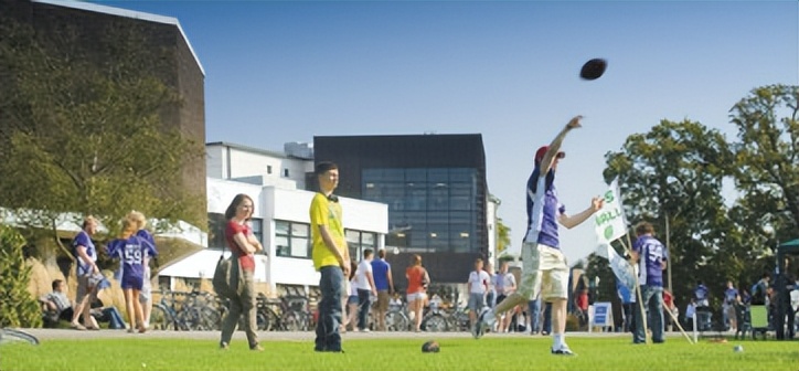 雷丁大学—1998、2005、2009、2011先后四次获得英国女王周年奖