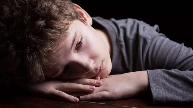 孩子颈部鼓起一个硬包图片,小孩颈部有鼓包颜色变重