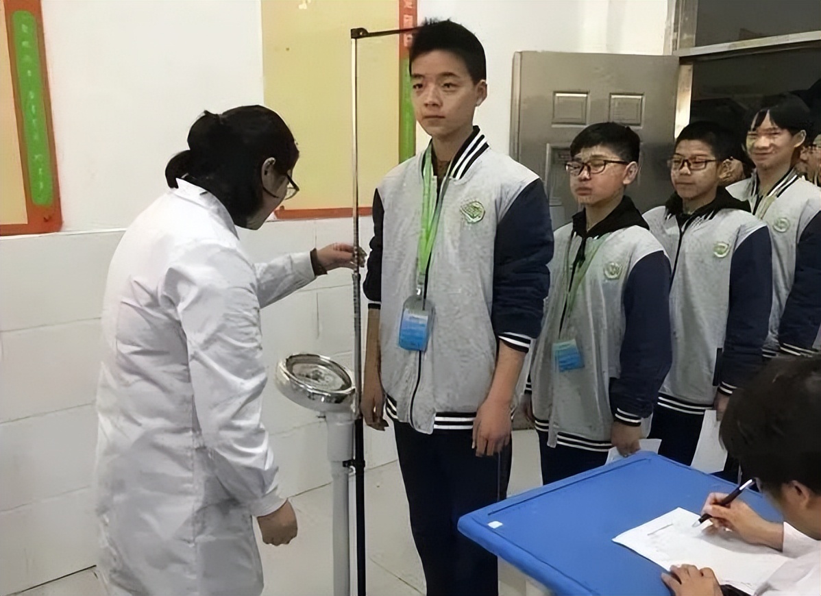 13岁男孩身高不达标怎样长高,14岁男孩长高到180可能吗