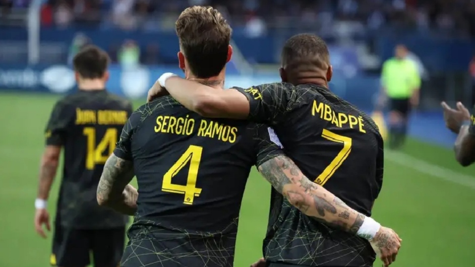 大巴黎3比2胜莱比锡梅西集锦,梅西世界波助大巴黎逆转图卢兹