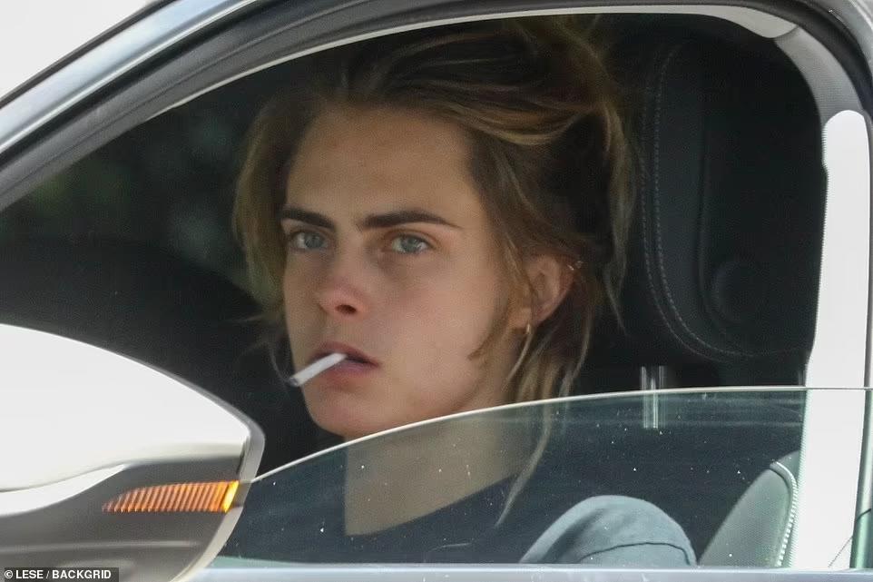 美女超模行为异常，蓬头光脚上飞机，吸食不明液体精神恍惚