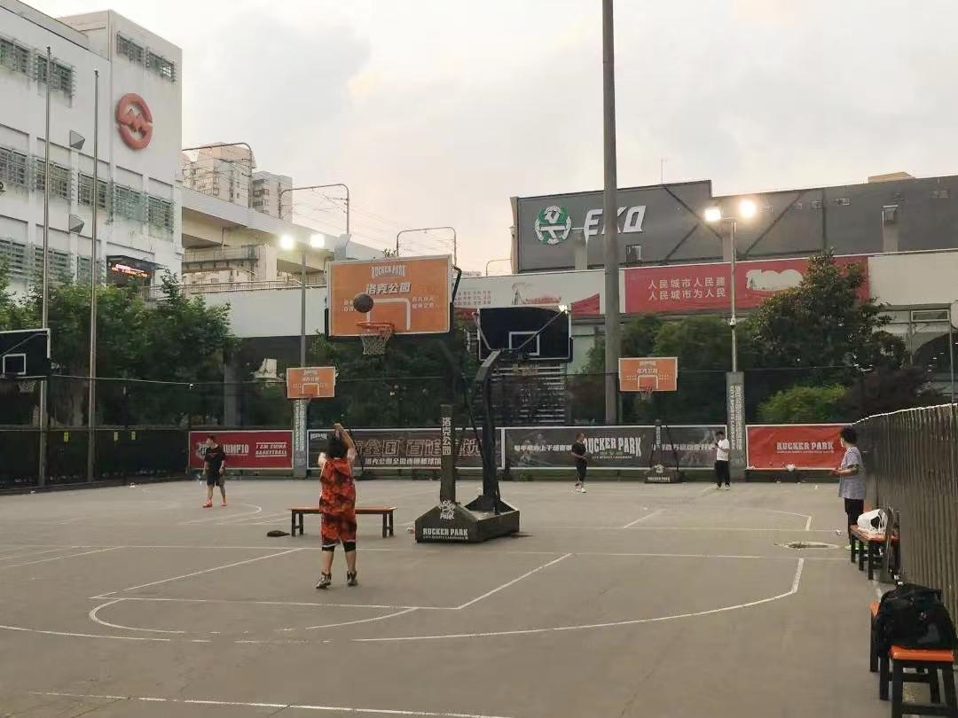 体育迷的快乐又回来了！户外运动场逐渐恢复活力