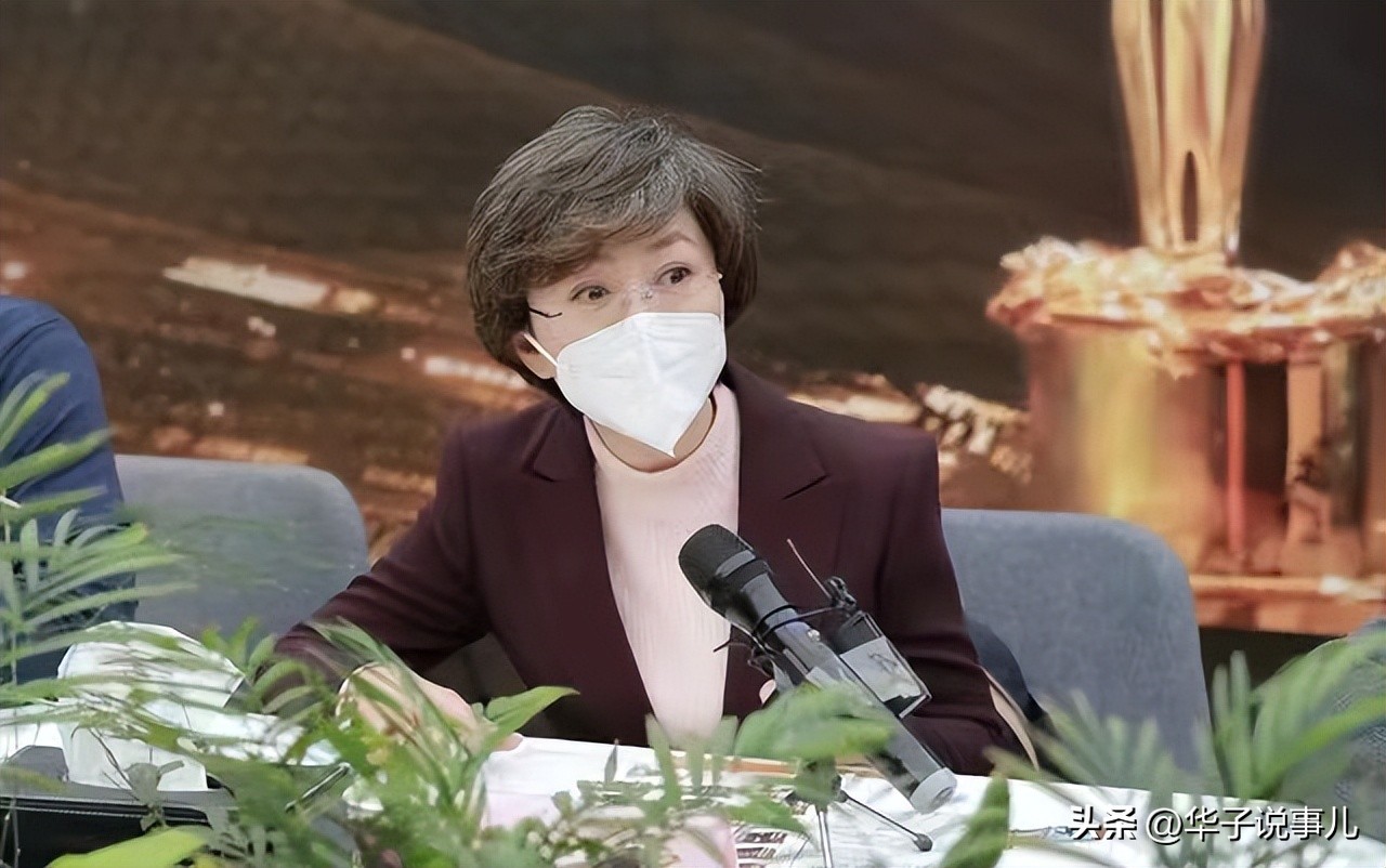 海霞会回归主持《新闻联播》吗,海霞全家近照海霞还在央视吗