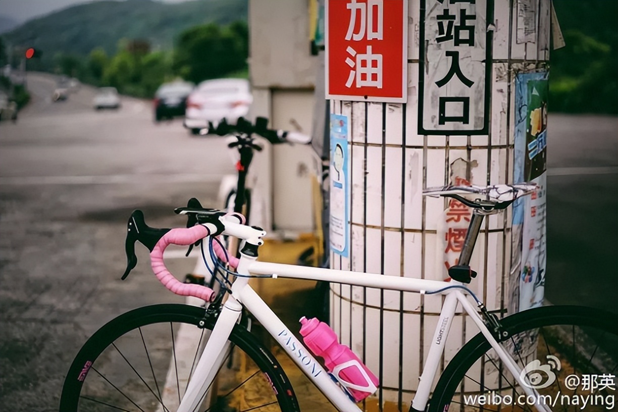 那英怒踹粉丝,那英当众踹粉丝惹争议