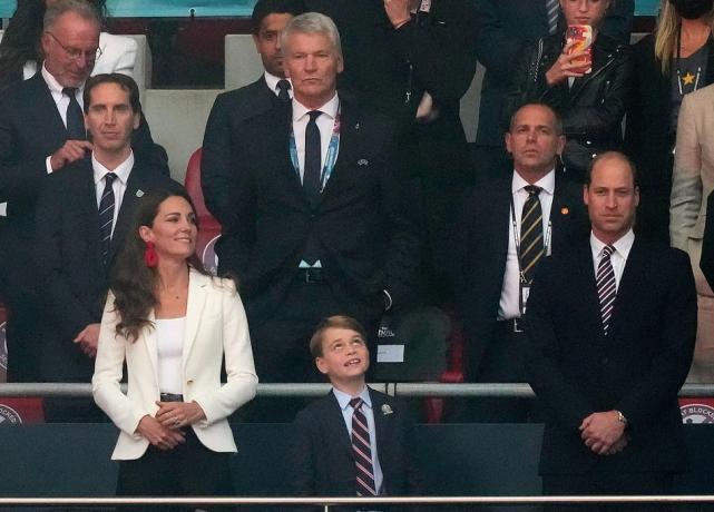 乔治小王子18岁照片出炉,乔治小王子小时候穿搭