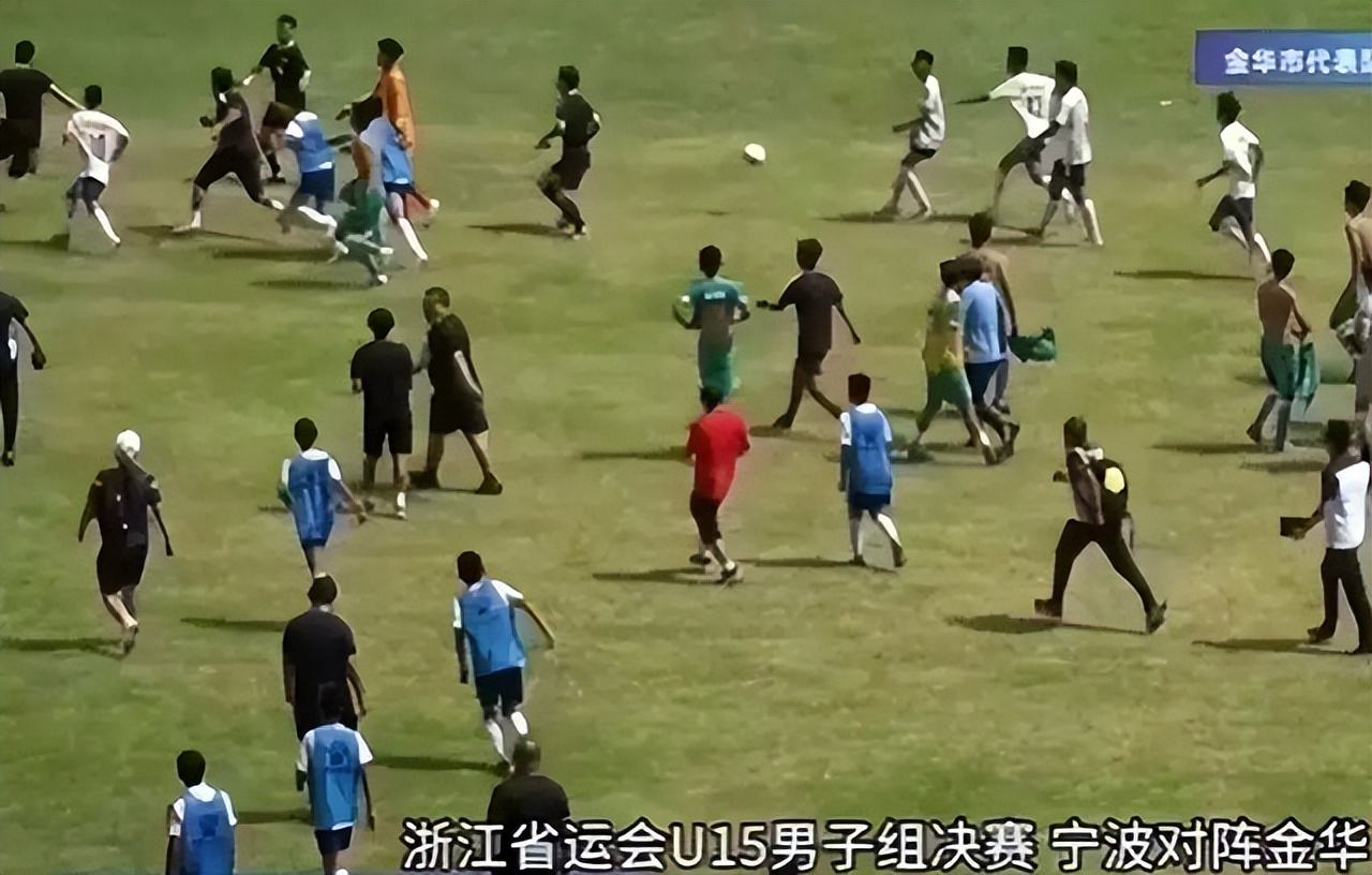 下跪道歉受罚被打,运动员遭不公平待遇暴打裁判