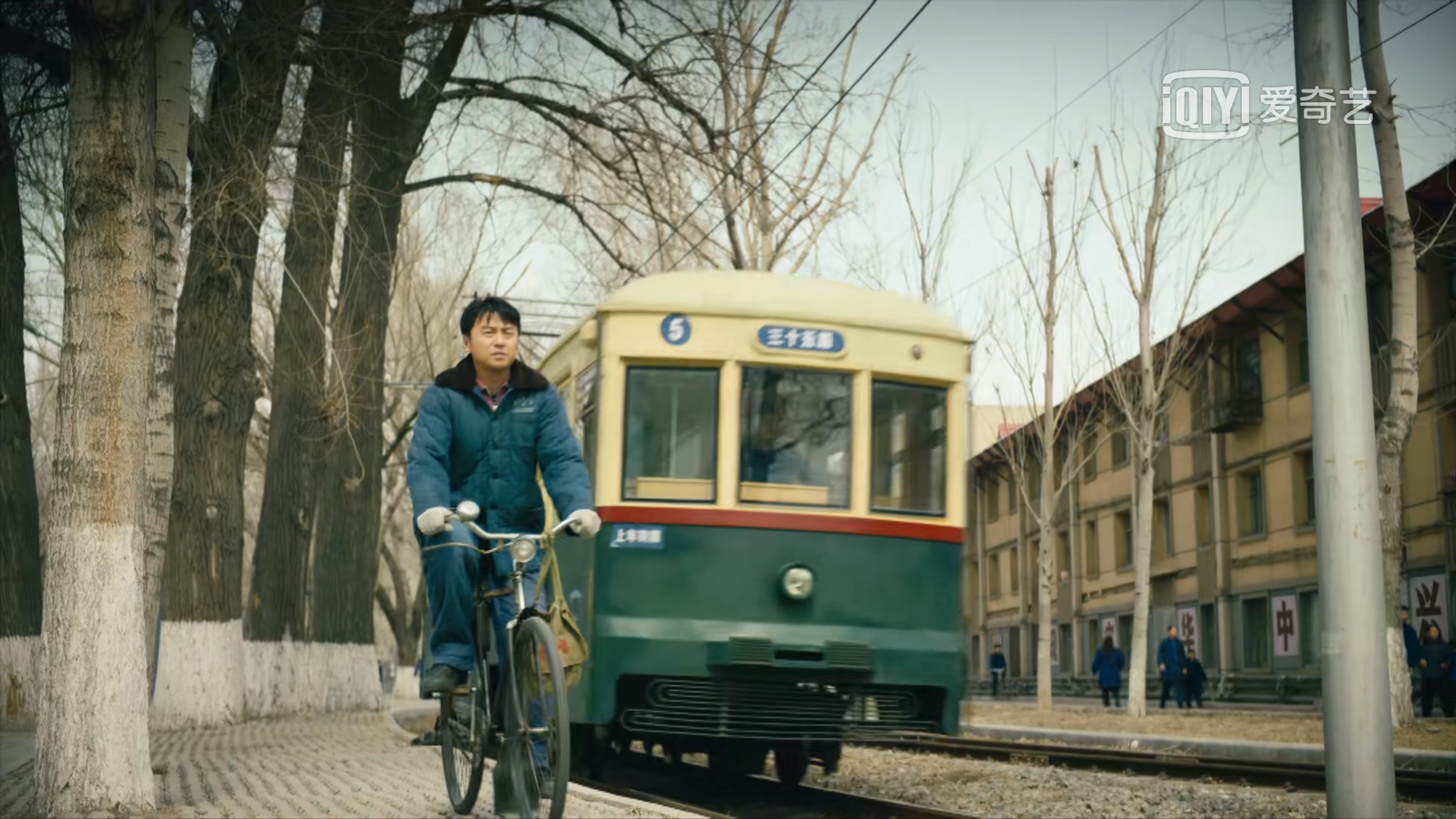 《人世间》：兰蔻小黑瓶、电动沙发，网友火眼金睛发现的14个穿帮