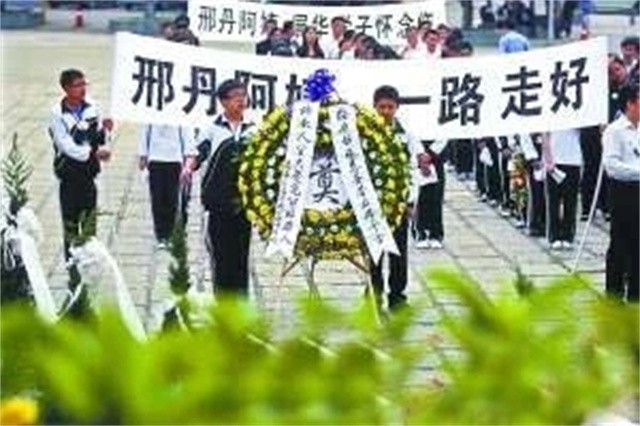 邢丹葬礼与老公丛飞合葬,深圳玫瑰丛飞邢丹怎么死的