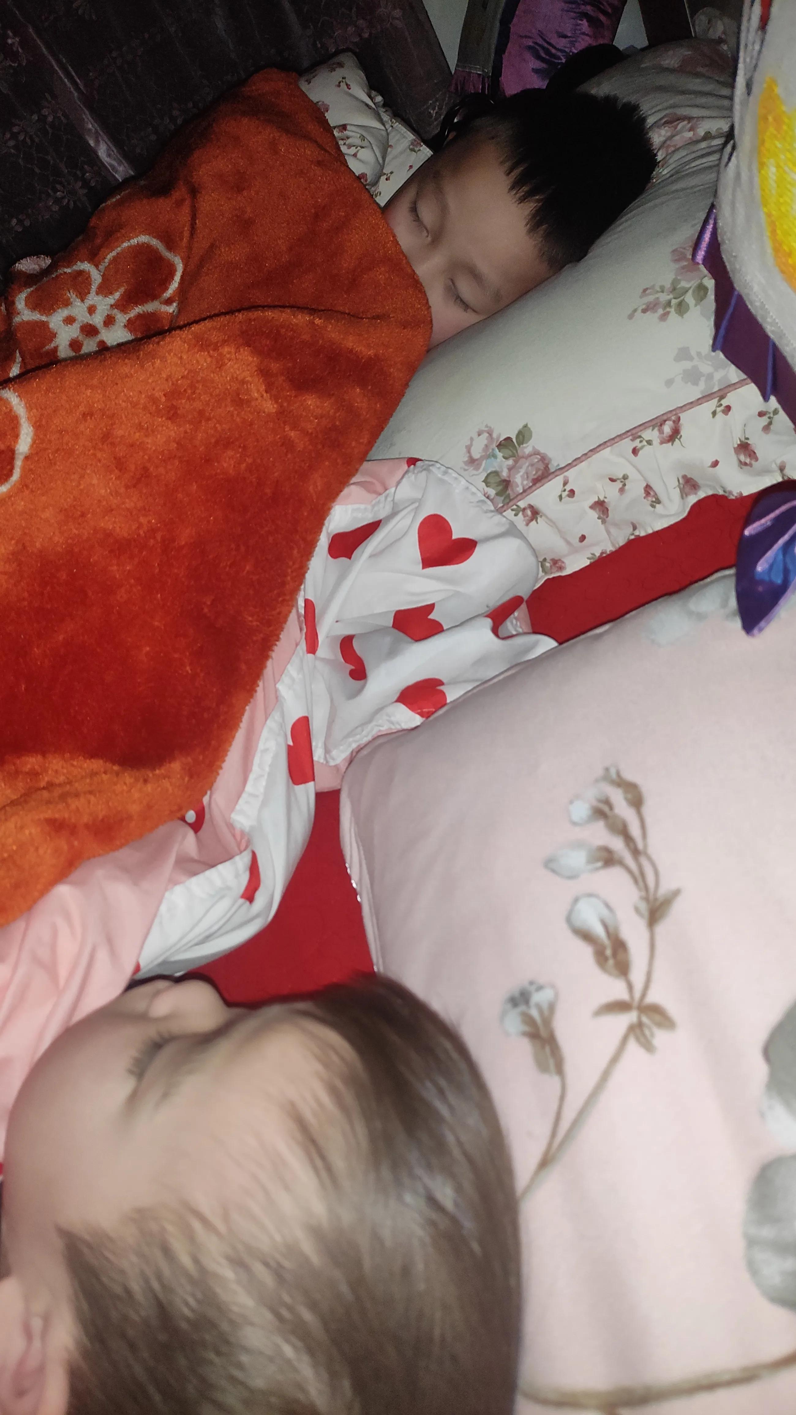 小孩半夜吐了一大堆在床上,孩子半夜呕吐当爹的只会说教