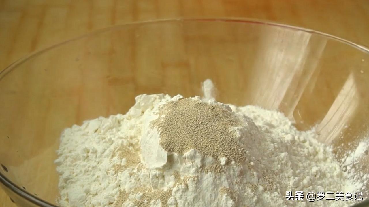 新型油条做法，全程手不沾面，筷子搅一搅，出锅蓬松又柔软，真香