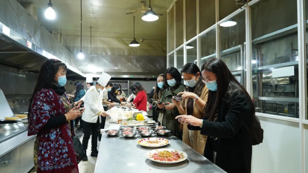 吴井街道妇女同胞创意鲜花美食献礼二十大