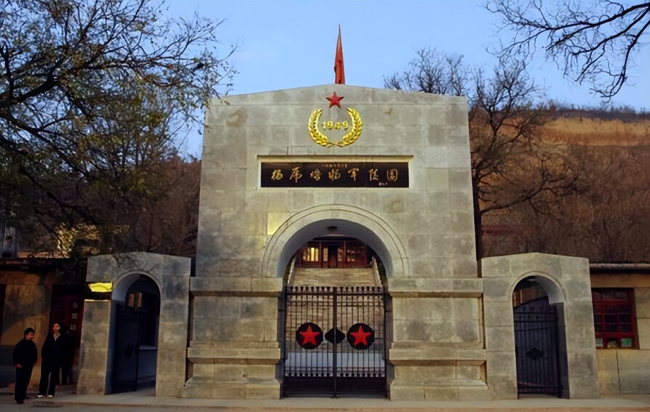 1949年，杨虎城死后3个月发现遗体，长子杨拯民扶柩，安葬在西安