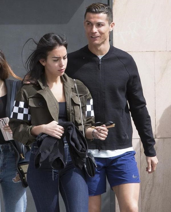 c罗回应女友炮轰教练,c罗抱怨女友