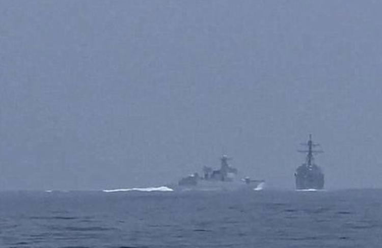 中国海军6艘登陆舰在南海军演,解放军万吨大驱舰艇编队演练