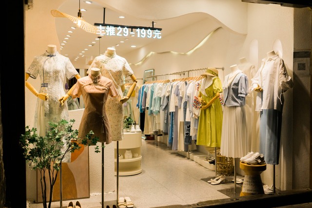 比较分散的服装店怎么选址,服装店选址重要还是装修重要
