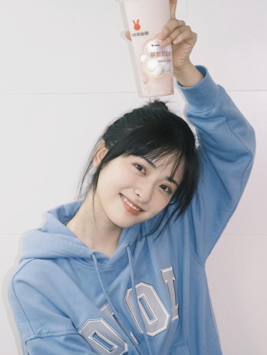 别再披头散发了教你一招秒变女神,今年别再披头散发了三款减龄发型