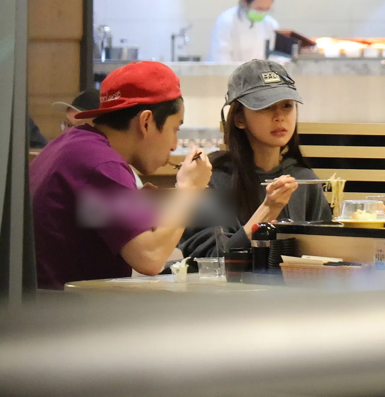 王大陆蔡卓宜高调秀恩爱,甜蜜喂食牵手逛街,交往两年仍在热恋期