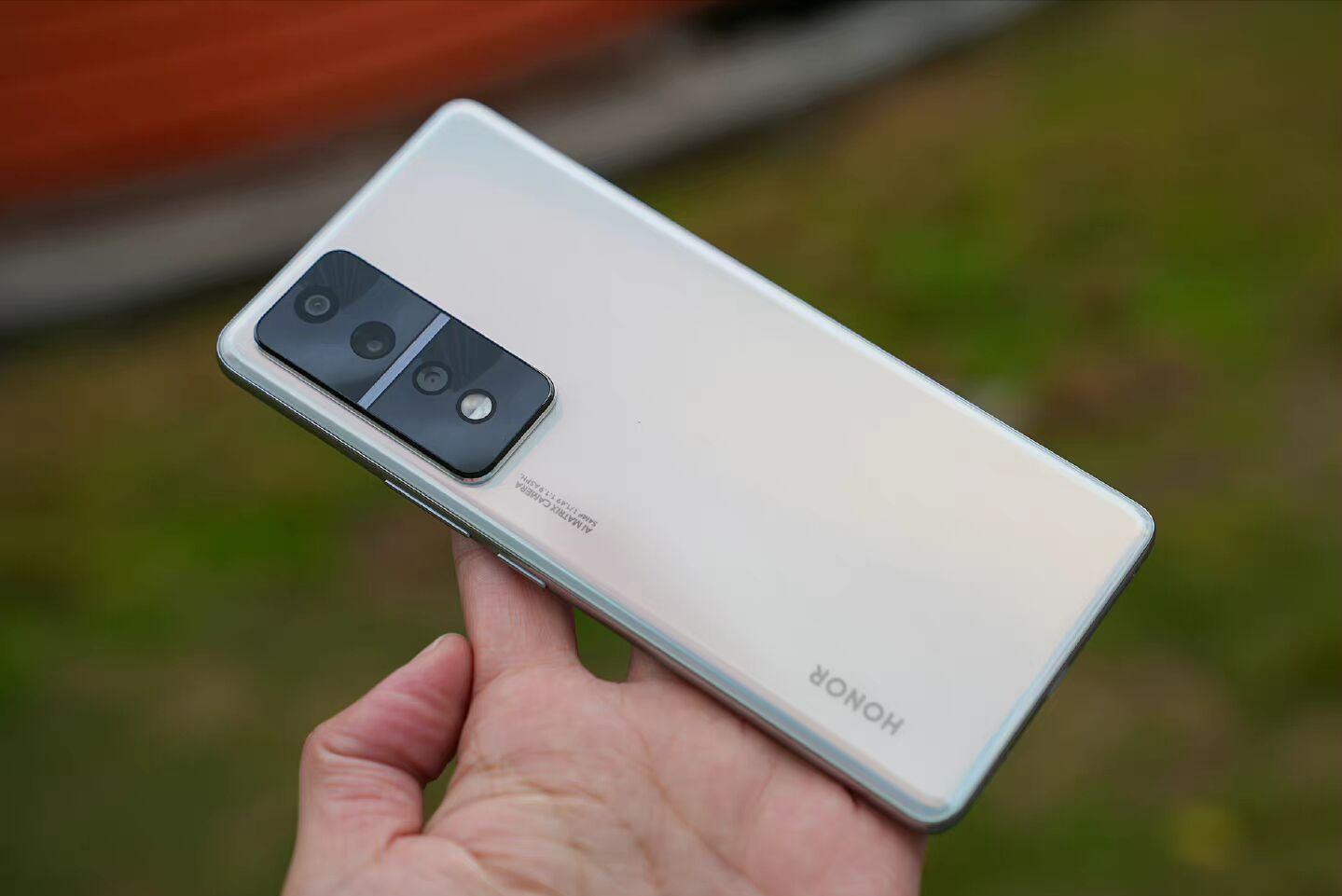 荣耀手机现在还值得买么,荣耀手机目前最值得入手